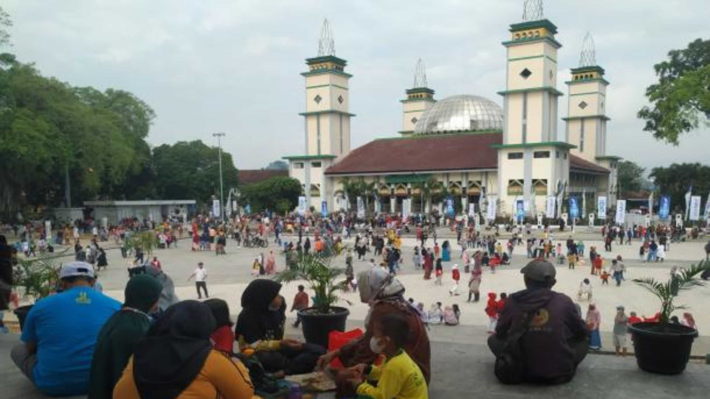 Ramai Menjelang Magrib, Alun-alun Garut Jadi Spot Favorit Ngabuburit
